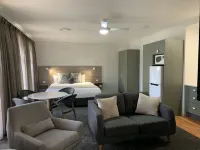 แฮมิลตันส์ เฮนรี่ พาร์คส์ มอเตอร์ อินน์, พาร์คส์