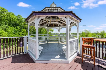 Castle Manor Inn Отели рядом с достопримечательностью «Eastern Point Lighthouse»