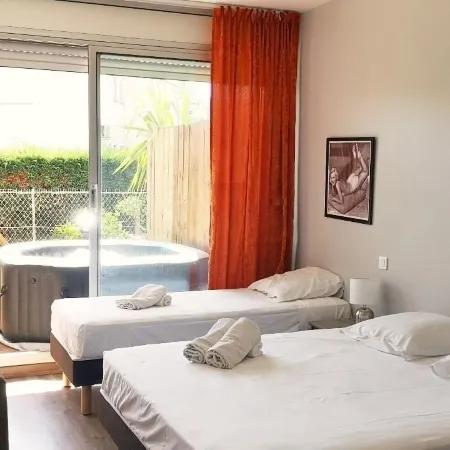 Hotel Sable Et Soleil - Port, Plage et Jacuzzi Privé