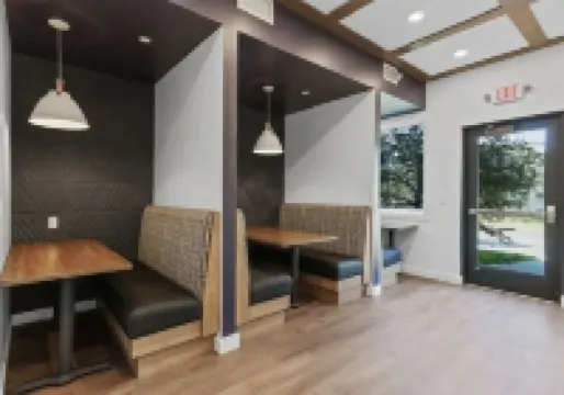 ที่พักหรูหรา 2 ห้องนอน 2 ห้องน้ำที่มีวิวพาทิโอและยิม