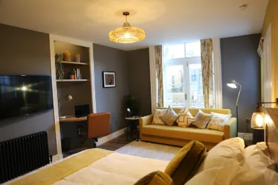 Old Rectifying House Superior Apartment Hotels in Doddenham