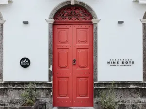 나인 닷츠 아조레안 아트 부티크 호텔