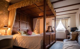 The Royal Arms Hotel