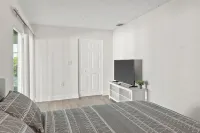 Sunny Palmetto Oasis: 4Br Home with Private Pool 4 Bedroom Home by RedAwning Hotels in Palmetto