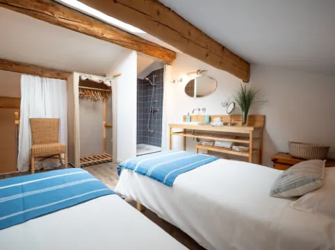 LA BELLE VIE in PROVENCE between  Marseille and Carry-le-Rouet, 5Km from the sea Hotels in Le Rove