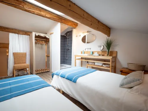 LA BELLE VIE in PROVENCE between  Marseille and Carry-le-Rouet, 5Km from the sea