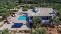 Villa Avra - with Private Pool - Huvilat