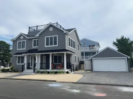 Ocean Block Spacious 5-bedroom house with central AC, Six Houses to Beach! Отели рядом с достопримечательностью «Бичфронт»