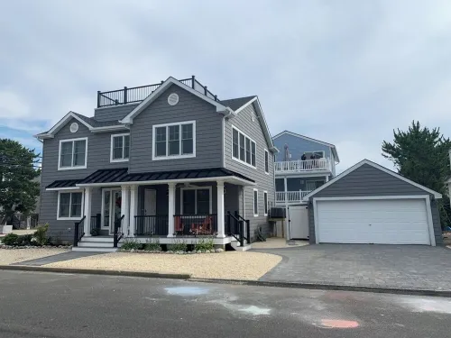 Ocean Block Spacious 5-bedroom house with central AC, Six Houses to Beach!