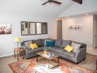Beautifully Remodeled 3-Bedroom Cozy Home!! Hotels in Broken Arrow