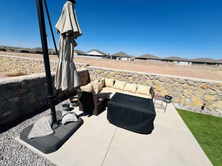 Elvis’s Cozy Casa- Charming 3 bedroom,2 bathroom home w/ Mountain views Отели рядом с достопримечательностью «Museum of Nature & Science»