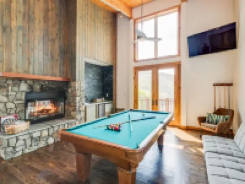 Lake Life Mountain & Lake Views, Hot Tub, & Dock 約翰遜縣酒店