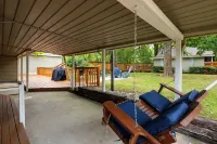 Comfortable 2 Bedroom Ft Moore Retreat that's less than 5 min from Starbucks