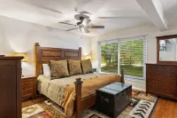 Mountain Retreat with Hot Tub and Game Room - Charming Cottage Escape