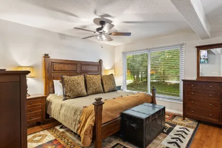 Mountain Retreat with Hot Tub and Game Room - Charming Cottage Escape Отели в г. Бич Маунтин