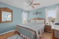 Sandpiper 1C- Stylish, Gulf-side, affordable! Hotels near W Beach Blvd