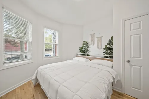 Spacious Apartment with Skyline Views and Backyard Terrace - Charming Oasis