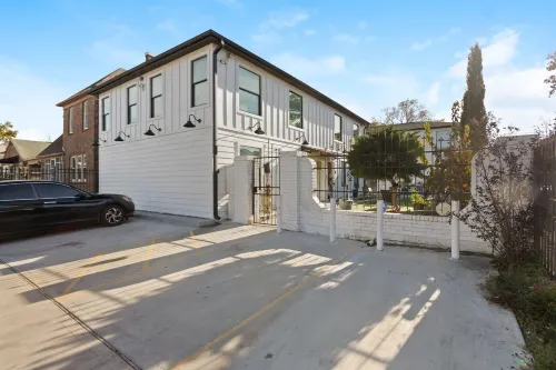 Bright and Cozy Haven with Courtyard Access - Charming Escape