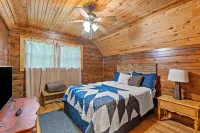 Hot Tub & WiFi - Intimate Cabin - Snuggle Inn - Red River Gorge, Kentucky! Các khách sạn ở Stanton
