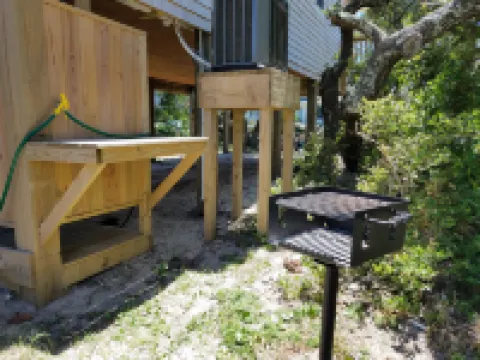 Charming Cottage with Screened Porch and Outdoor Shower - Idyllic Retreat