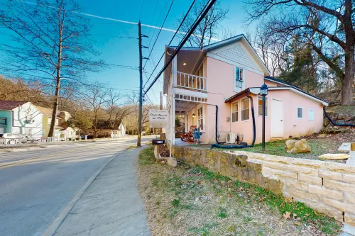 Dog-friendly home with a porch, washer/dryer, balcony, & updated appliances Hotels in Cross Township