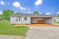 Charming Cottage with Spacious Backyard - Inviting Hill Country Escape