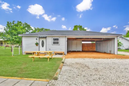 Charming Cottage with Spacious Backyard - Inviting Hill Country Escape