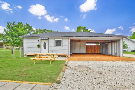 Charming Cottage with Spacious Backyard - Inviting Hill Country Escape