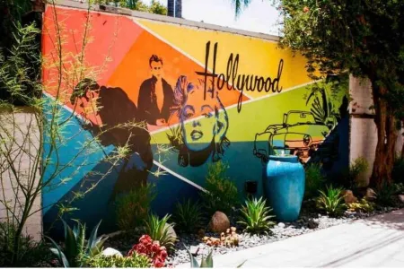 Be Inspired to Dream in This Glamorous Tinseltown Suite Отели рядом с достопримечательностью «NoHo Arts District»