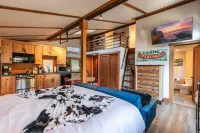 Stylish Decor and Partial Lake Views - Charming Studio Escape Hotel dekat Alpine Meadows Ski Resort