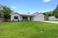 Luxury Home 3Blck from Main St with FirePit - 4-Star
