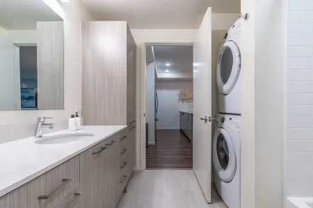 1BR | Gym, Rooftop | Mercer Island | Sophari E Отели в г. Мерсер Айленд