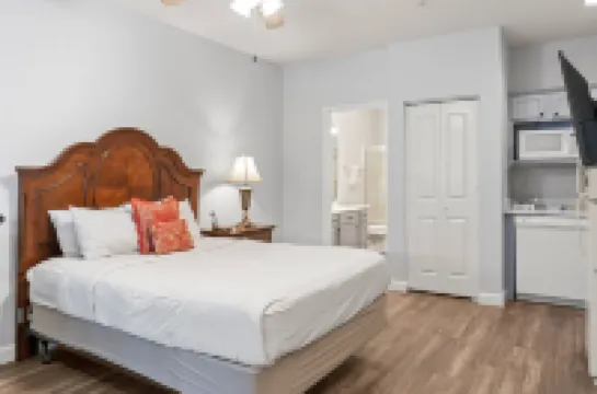 Cozy Suite with Kitchenette and Pool Access - Charming Golf Retreat