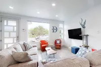 Modern, Dog-Friendly Home with a Full Kitchen, Washer/Dryer, Furnished Patio Hotels in Bandon