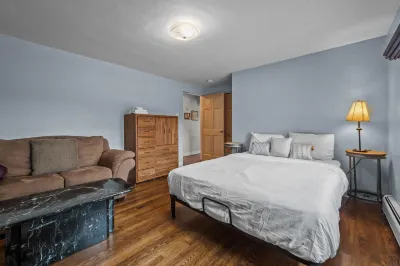 Hot Tub and Gym Oasis - Cozy Charming Retreat Hotels near Safeway