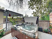 Private Deck with Jacuzzi and Outdoor Kitchen - Stunning Cottage Retreat