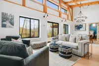 Breathtaking Mountain Views and Hot Tub - Stunning Modern Retreat