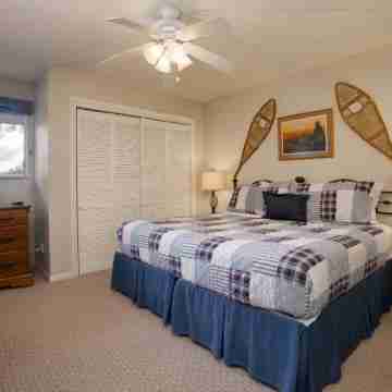 Cozy Patio and Outdoor Hot Tub - Charming Ski Retreat Rooms