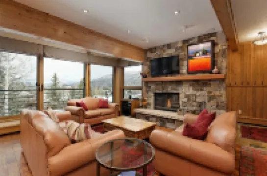 Spectacular Views and Heated Pool - Stylish Mountain Haven