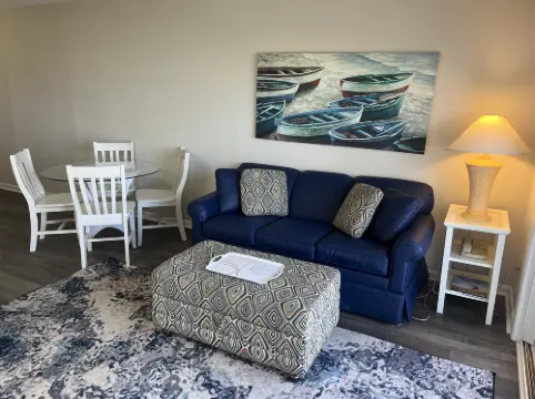 Private Balcony and Pool Views - Charming Coastal Escape 來特斯維海灘酒店