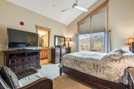 Mountain View Townhome w/ Private Deck, Gas Grill, WiFi, & Gas Fireplace