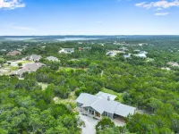 Charming Hideaway with Amazing Views and Cozy Decor - Inviting Retreat