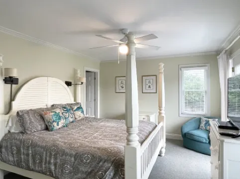 Boyette Pool and Scenic Deck - Charming Coastal Retreat