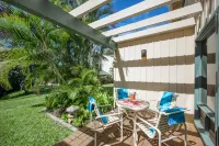 Manualoha #302 condo w/ lanai, W/D & shared pool - walk to the beach, near golf
