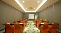 J Hotel - Bandara Soekarno Hatta Hotels in Benda