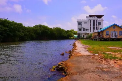 Sea Belize Relaxing Studio w Sea View Pool & Overwater Deck Near Airport, 1st FL
