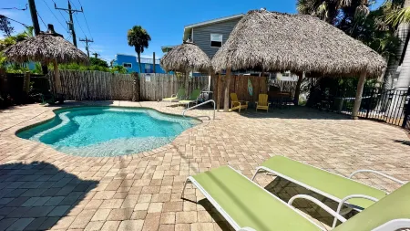 Shared Pool and Grill in Boutique Resort - Charming Beach Haven Отели рядом с достопримечательностью «Pink Shell Beach Resort & Marina»