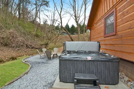 Hot Tub and Firepit with Stunning Mountain Views - Charming Modern Cabin Отели в г. Эллиджей