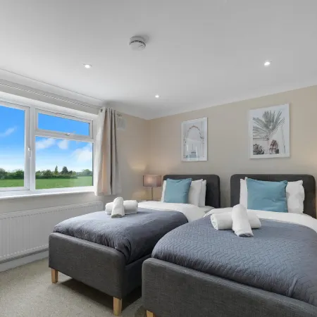 Stylish 4-Bedroom, 2-Bathroom Home in Brightside Avenue Отели в г. Стейнес