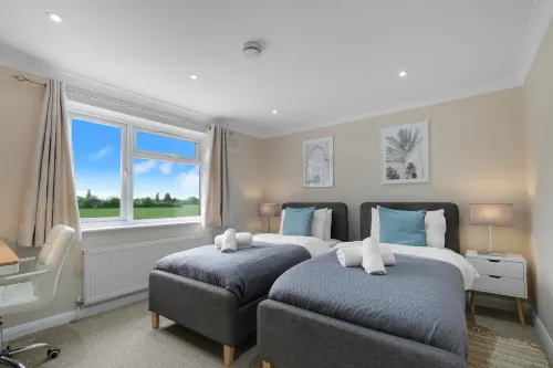 Stylish 4-Bedroom, 2-Bathroom Home in Brightside Avenue